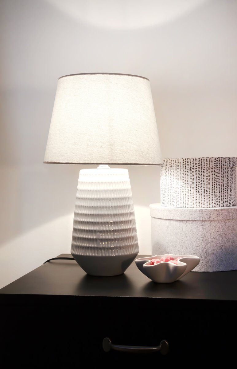Mona 45cm Hvit bordlampe Fra Aneta Lighting - Mona bordlampe er en stilig og tidløs lampe med en hvit keramisk base og en matchende hvit tekstilskjerm.