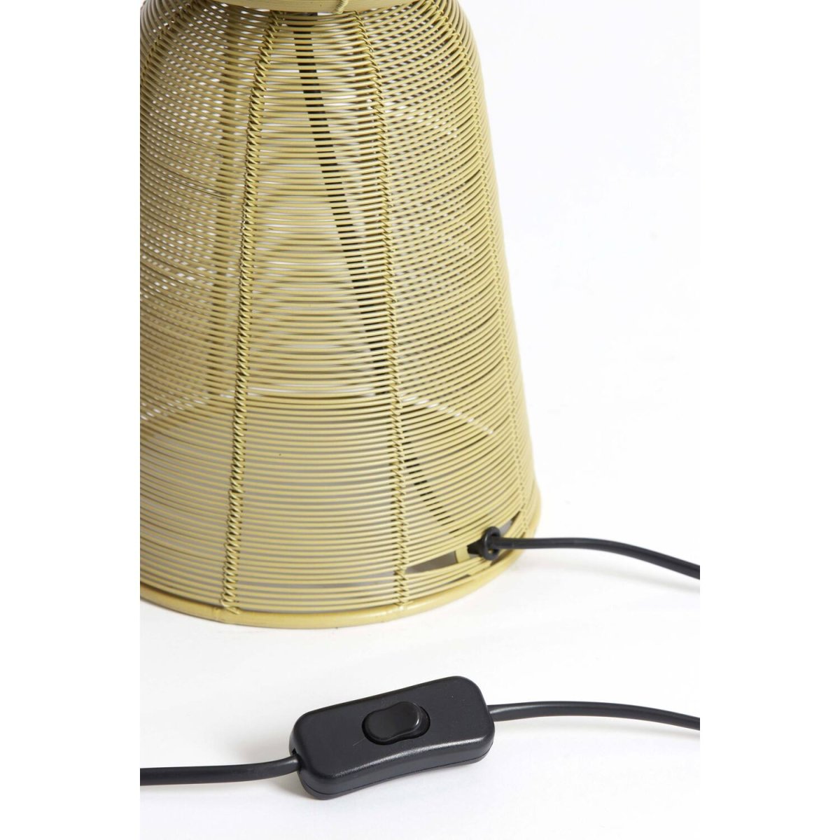 Aboso 42cm Lysegrønn bordlampe Fra Light & Living - Den unike formen gir et moderne og elegant preg, perfekt for &aring; l&oslash;fte interi&oslash;ret i b&aring;de industrielle og skandinaviske hjem.
