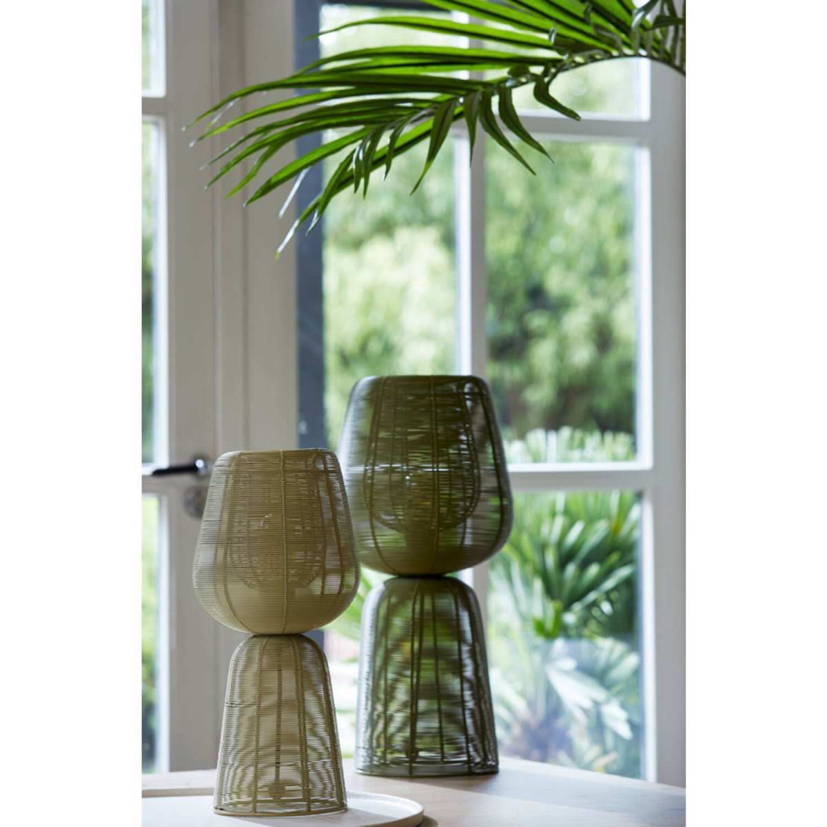 Aboso 42cm Lysegrønn bordlampe Fra Light & Living - Den unike formen gir et moderne og elegant preg, perfekt for &aring; l&oslash;fte interi&oslash;ret i b&aring;de industrielle og skandinaviske hjem.