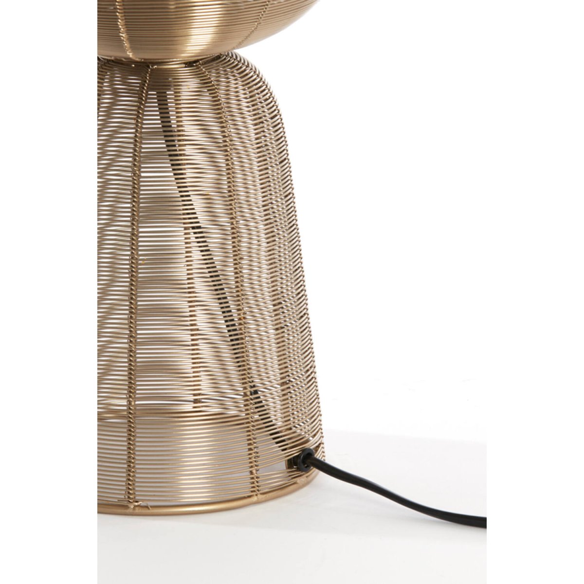Aboso 42cm Gull bordlampe Fra Light & Living - Den unike formen gir et moderne og elegant preg, perfekt for å løfte interiøret i både industrielle og rustikke hjem.