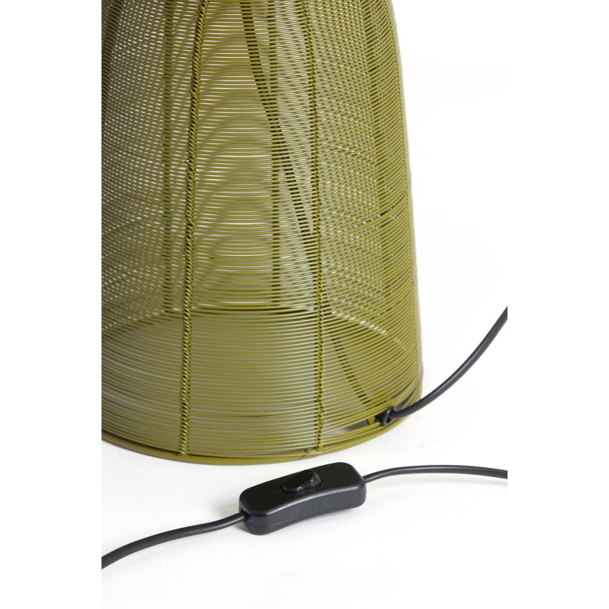 Aboso 54cm Mørk grønn bordlampe Fra Light & Living - Den unike formen gir et moderne og elegant preg, perfekt for &aring; l&oslash;fte interi&oslash;ret i b&aring;de industrielle og skandinaviske hjem.