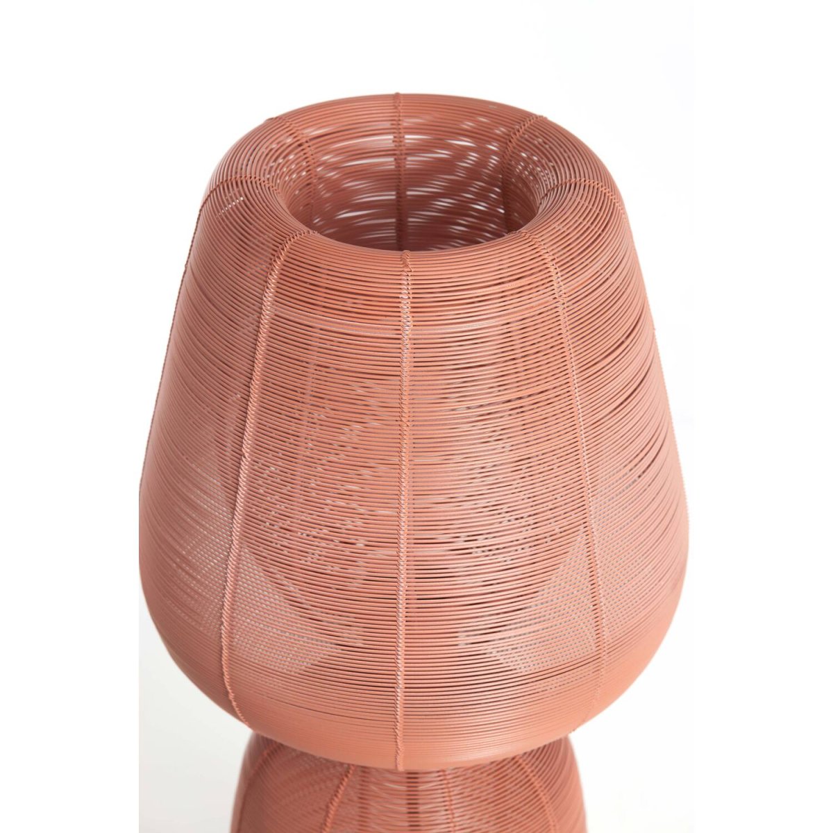 Aboso 54cm Korallrosa bordlampe Fra Light & Living - Aboso er en leken bordlampe laget av jern i en korallrosa farge, hvor det åpne designet skaper et vakkert skyggespill.