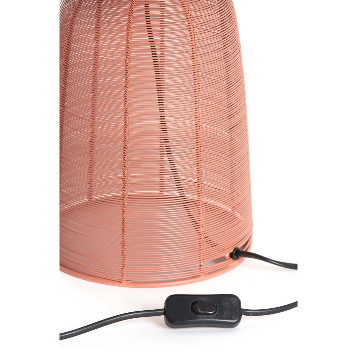 Aboso 54cm Korallrosa bordlampe Fra Light & Living - Aboso er en leken bordlampe laget av jern i en korallrosa farge, hvor det åpne designet skaper et vakkert skyggespill.