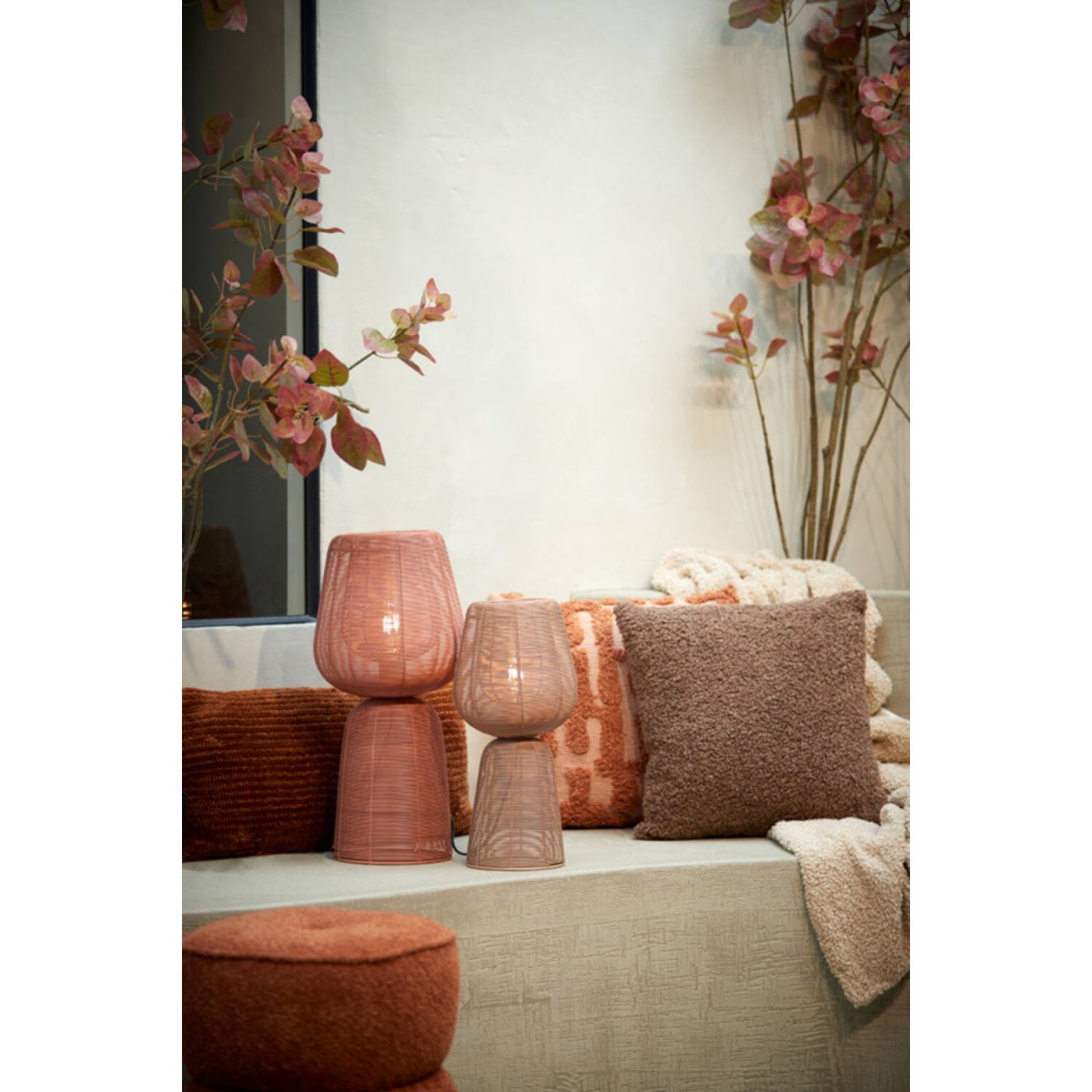 Aboso 54cm Korallrosa bordlampe Fra Light & Living - Aboso er en leken bordlampe laget av jern i en korallrosa farge, hvor det åpne designet skaper et vakkert skyggespill.