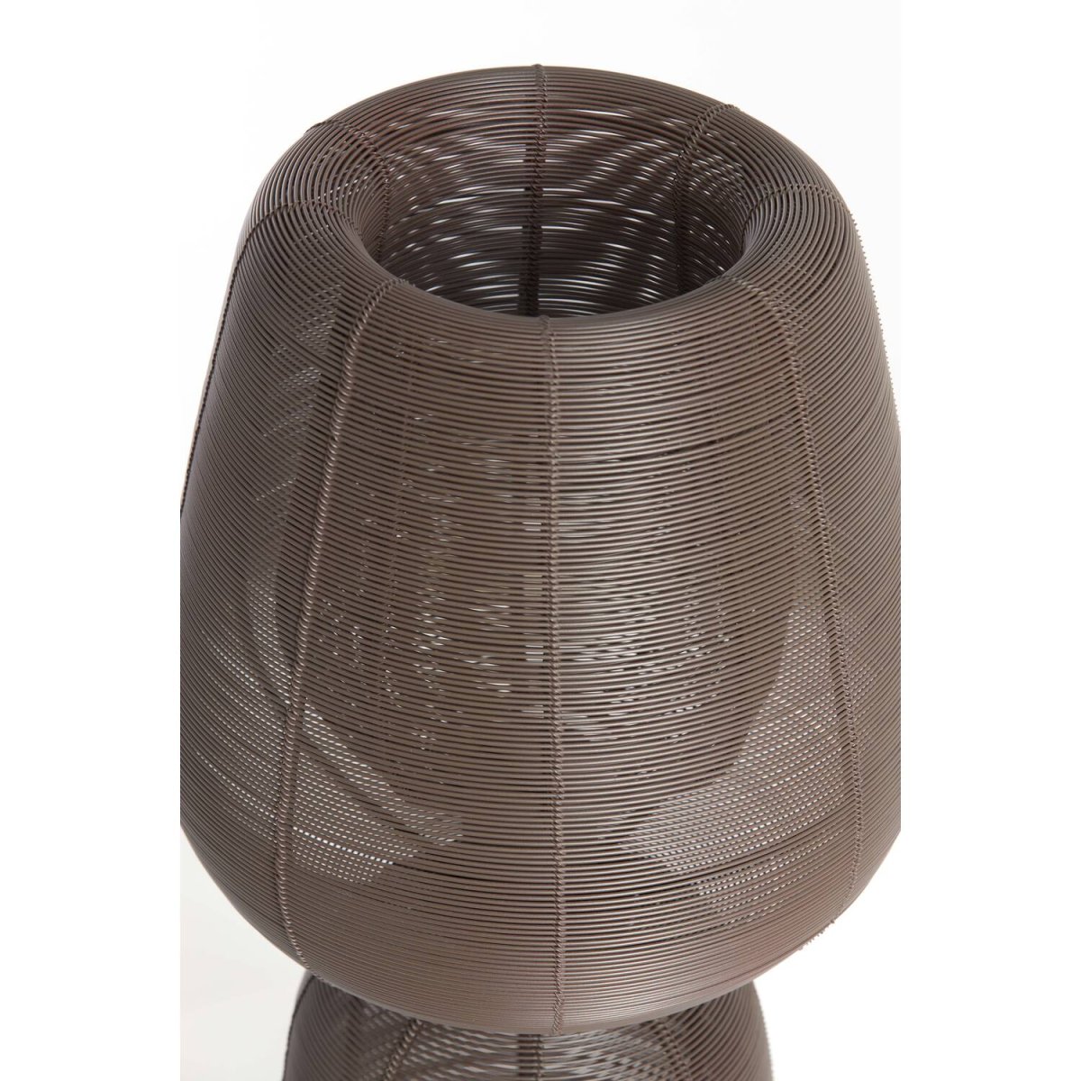 Aboso 54cm Brun bordlampe Fra Light & Living - Den unike formen gir et moderne og elegant preg, perfekt for å løfte interiøret i både industrielle og skandinaviske hjem.