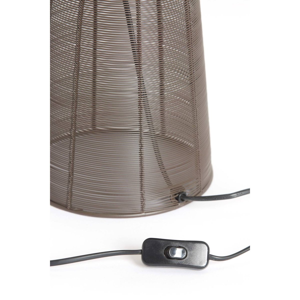 Aboso 54cm Brun bordlampe Fra Light & Living - Den unike formen gir et moderne og elegant preg, perfekt for å løfte interiøret i både industrielle og skandinaviske hjem.