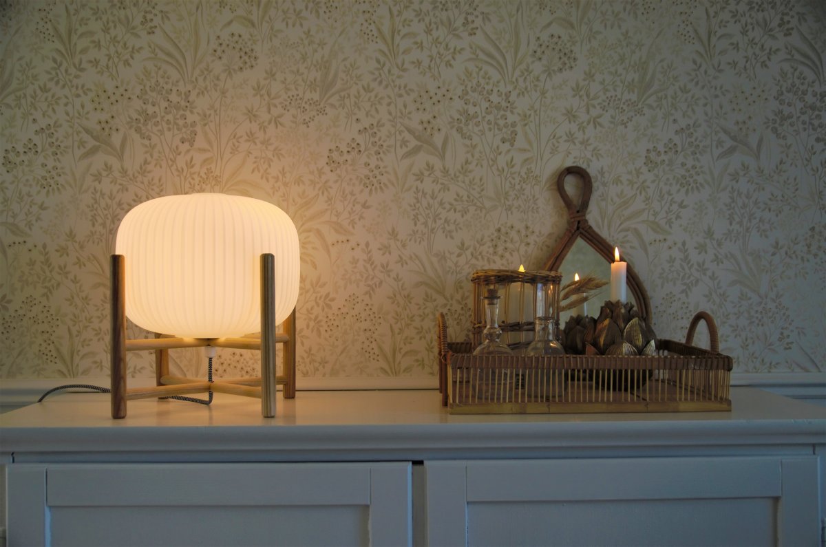 Vinda 32cm Tre bordlampe Fra Aneta Lighting - i lampen og glass i skjermen.