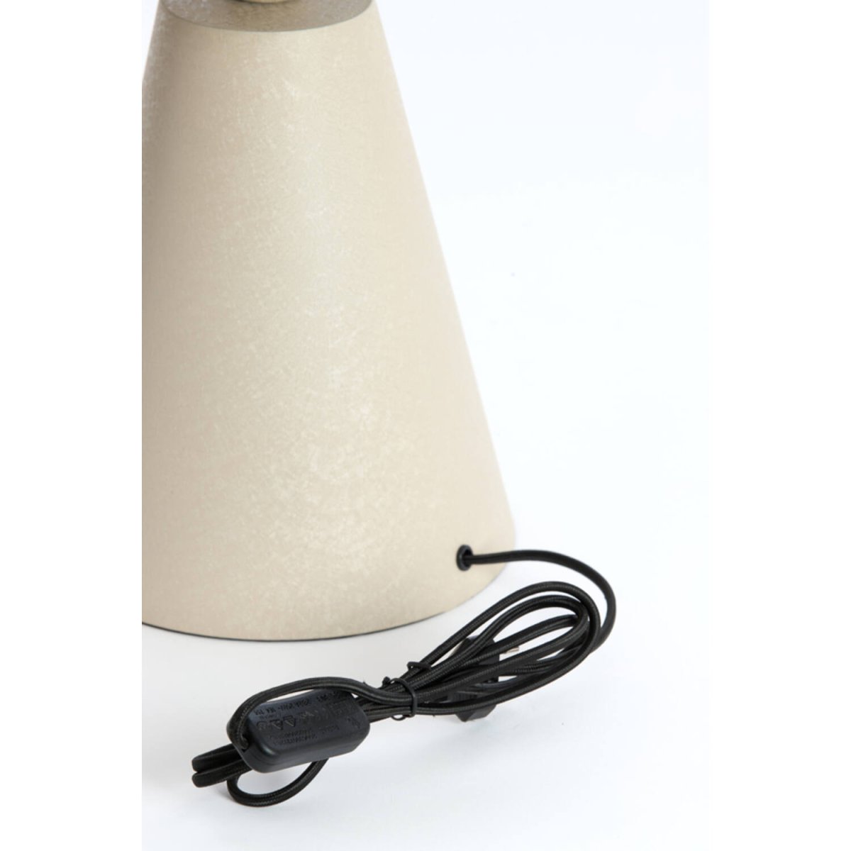 Surrina 50cm Beige bordlampe Fra Light & Living - Surrina er en stilig bordlampe i metall med et moderne, soppformet design og en vakker matt lys beige farge.