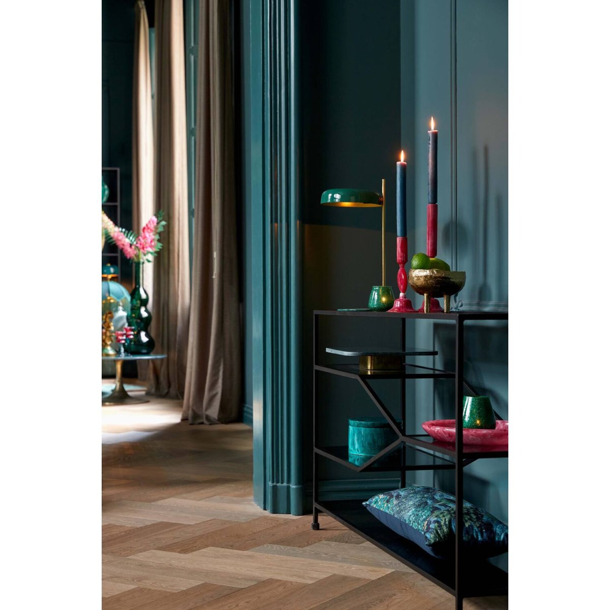 Maleka 47cm Mørk grønn bordlampe Fra Light & Living - Maleka er en sofistikert bordlampe med en blank m&oslash;rkegr&oslash;nn skjerm og en gullfarget ramme.
