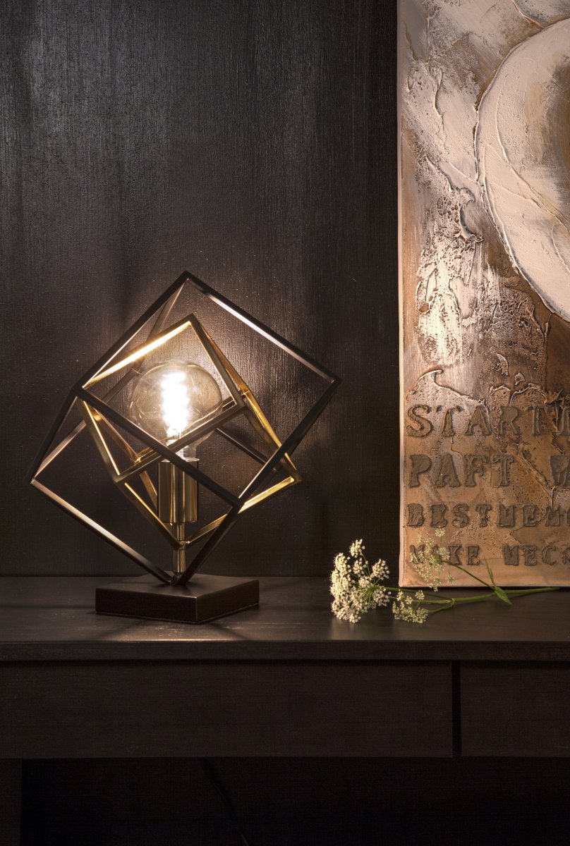 Cubes 35cm Svart bordlampe Fra Aneta Lighting - Kubetak i sortlakkert og matt messingfarget metall.