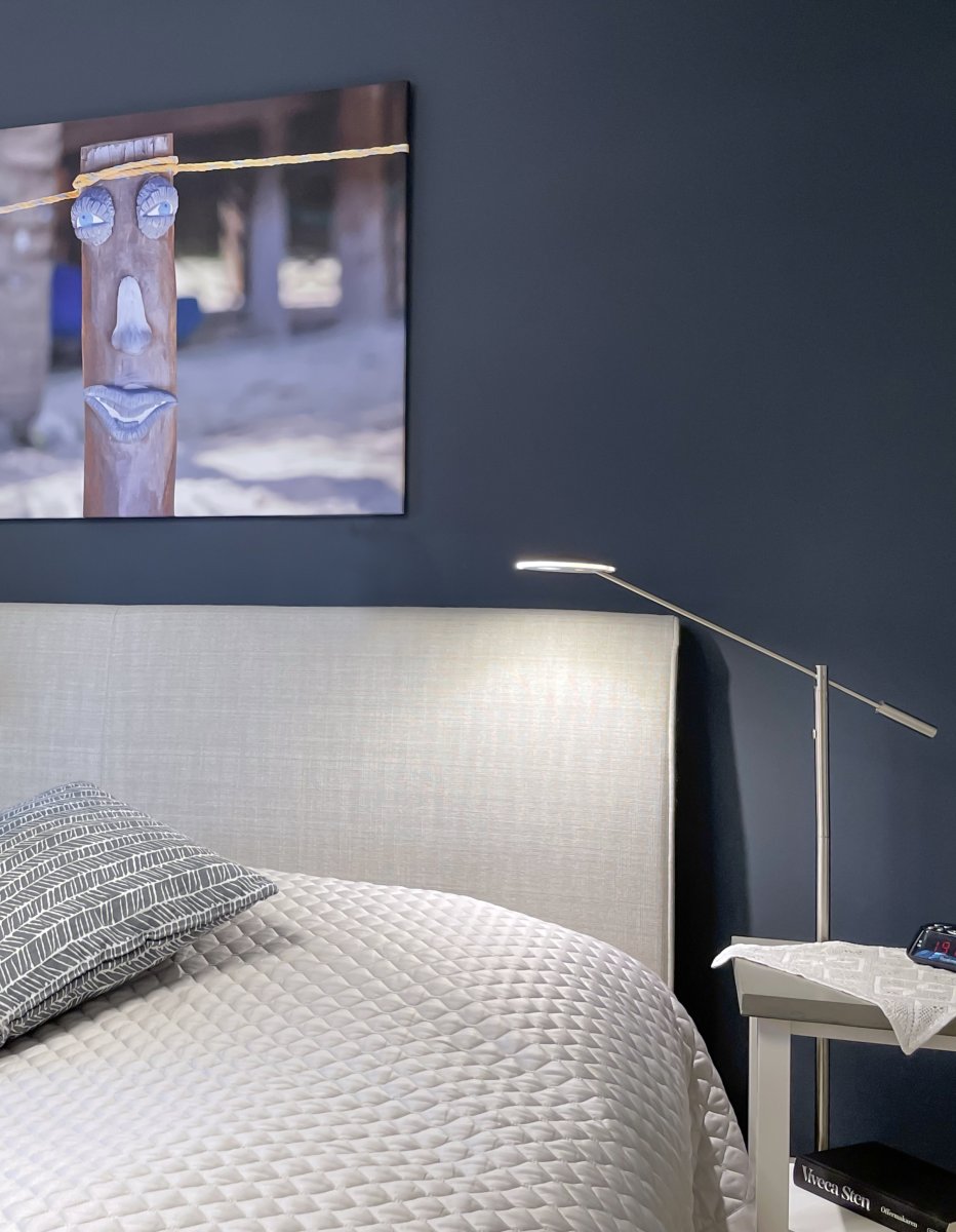 Cadiz Stål gulvlampe Fra Aneta Lighting - Dette er lampen for deg som trenger mye lys til h&aring;ndarbeid eller en god leselampe.