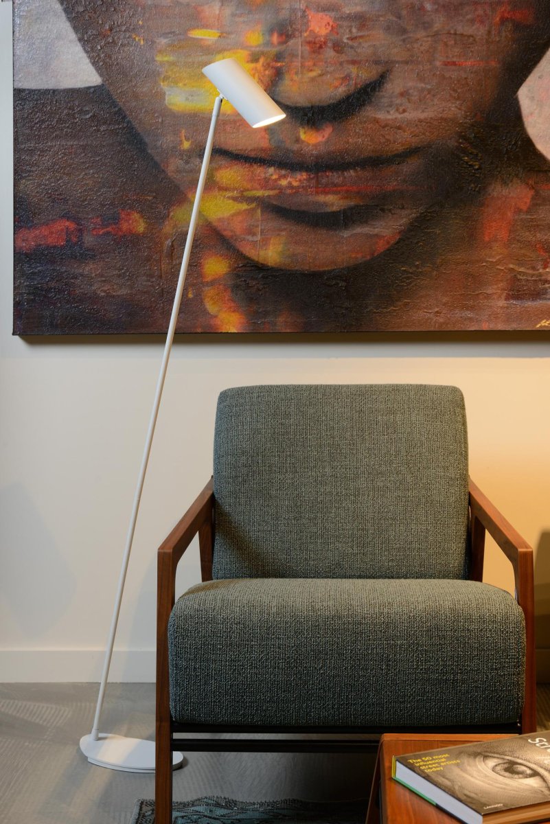Hester Hvit gulvlampe Fra Lucide - Plasser denne stående lampen i stuen eller kontoret &ndash; den passer inn hvor som helst.