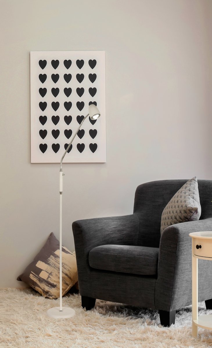 Sandnes 1 Hvit gulvlampe Fra Aneta Lighting - stangen og et justerbart hode.