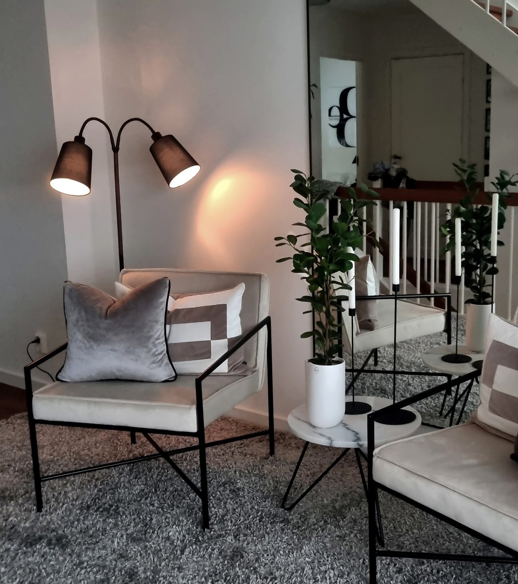 Ljusdal 2 Svart gulvlampe Fra Aneta Lighting - Samtidig bidrar den til en varm og innbydende belysning, noe som gjør den til et praktisk og dekorativt innslag i stuen.
