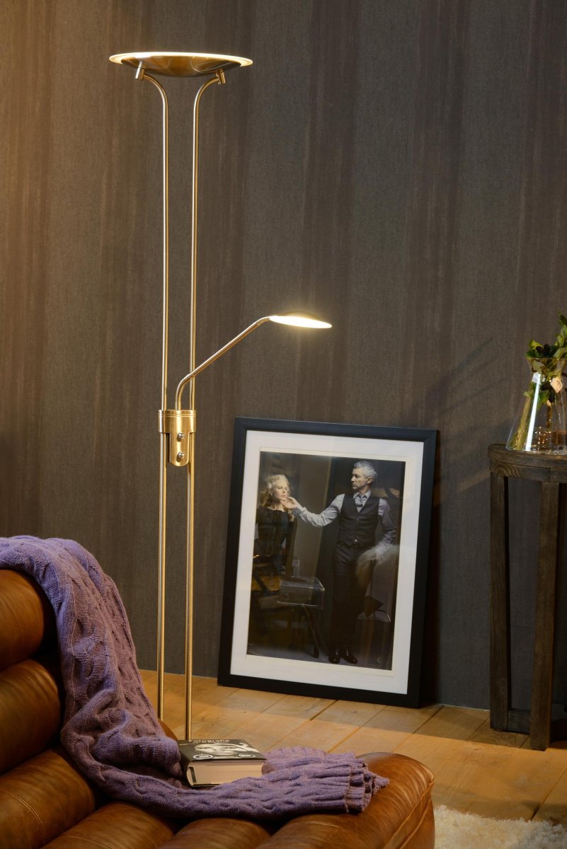 Champion-Led Sateng krom gulvlampe Fra Lucide - Med tv&aring; lyspærer, en plassert halvveis og en øverst, du får et dobbelt utseende; veldig atmosfærisk lys.