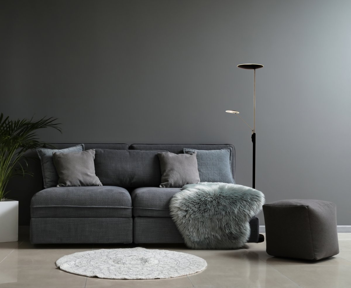 Cadiz Sort/stål gulvlampe Fra Aneta Lighting - Lyset slås av og på med to dimmere på lampen, en som regulerer lyset på toppen og en for lesearmen som også kan justeres.