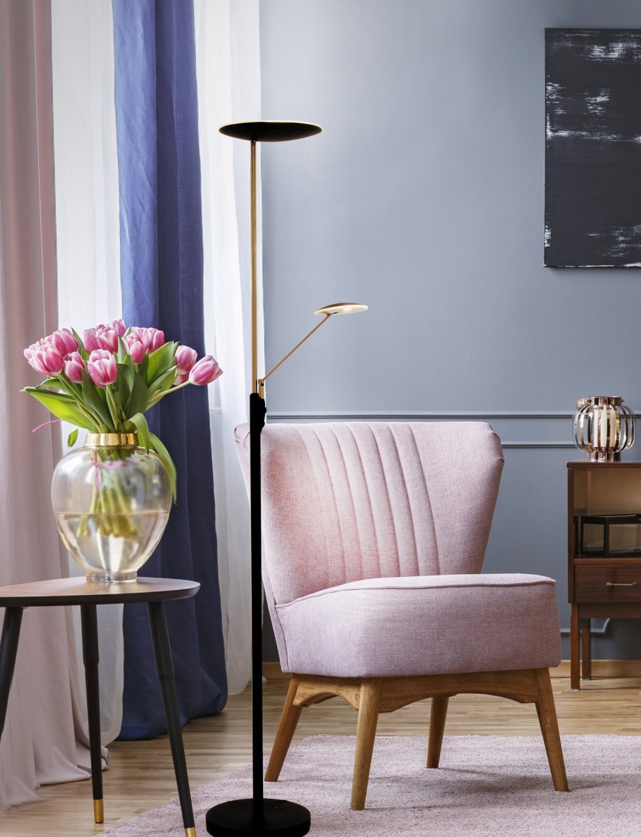 Cadiz Sort/messing gulvlampe Fra Aneta Lighting - Lyset slås av og på med to dimmere på lampen, en som regulerer lyset på toppen og en for lesearmen som også kan justeres.