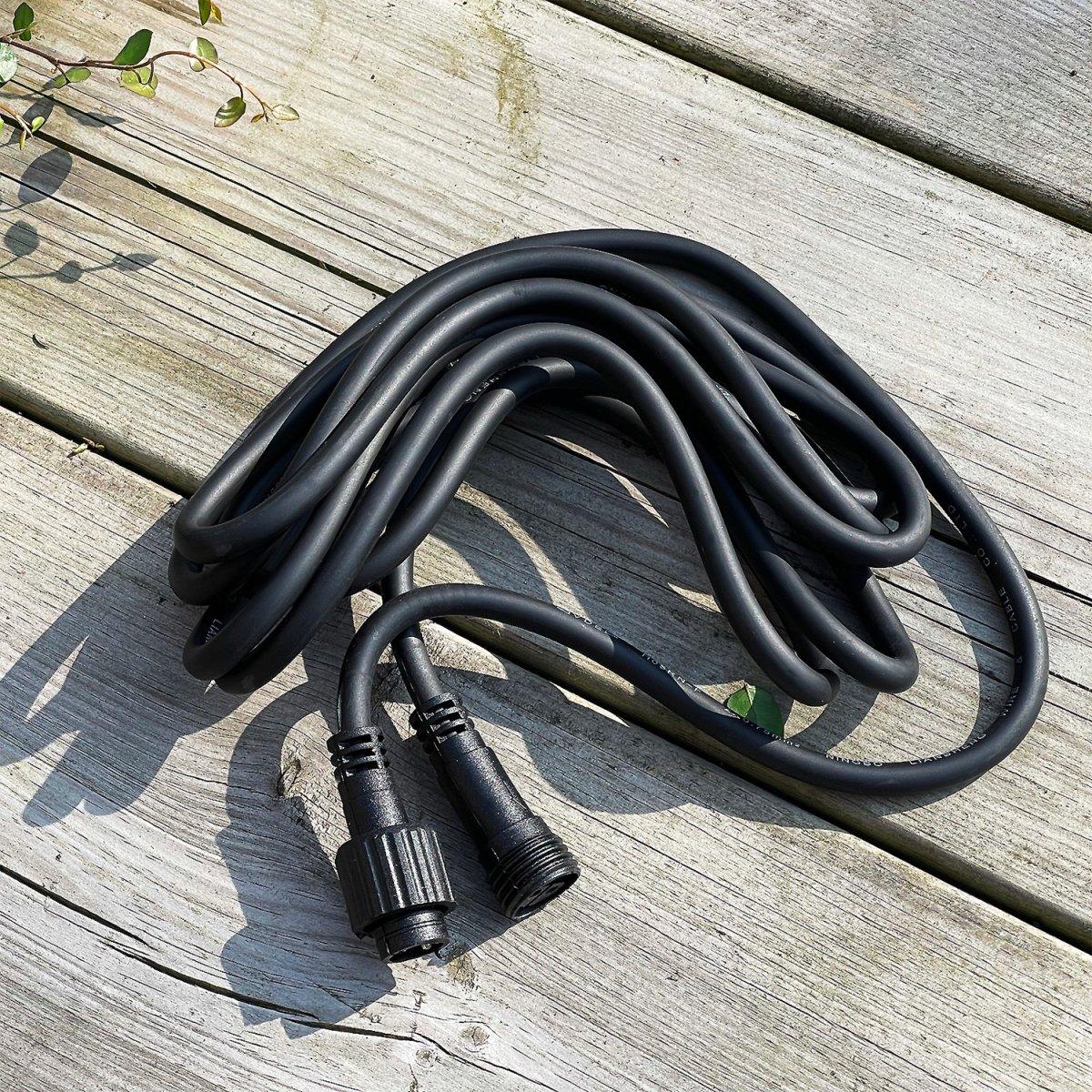 Zoom bilde av Kabel 5m Svart Fra Lightson - Et fleksibelt og rimelig 12-voltssystem (sikker svakstr&oslash;m) for hagen din, som du enkelt kan montere selv og senere kan bygge p&aring;, opptil 50 meter, hvis du vil.