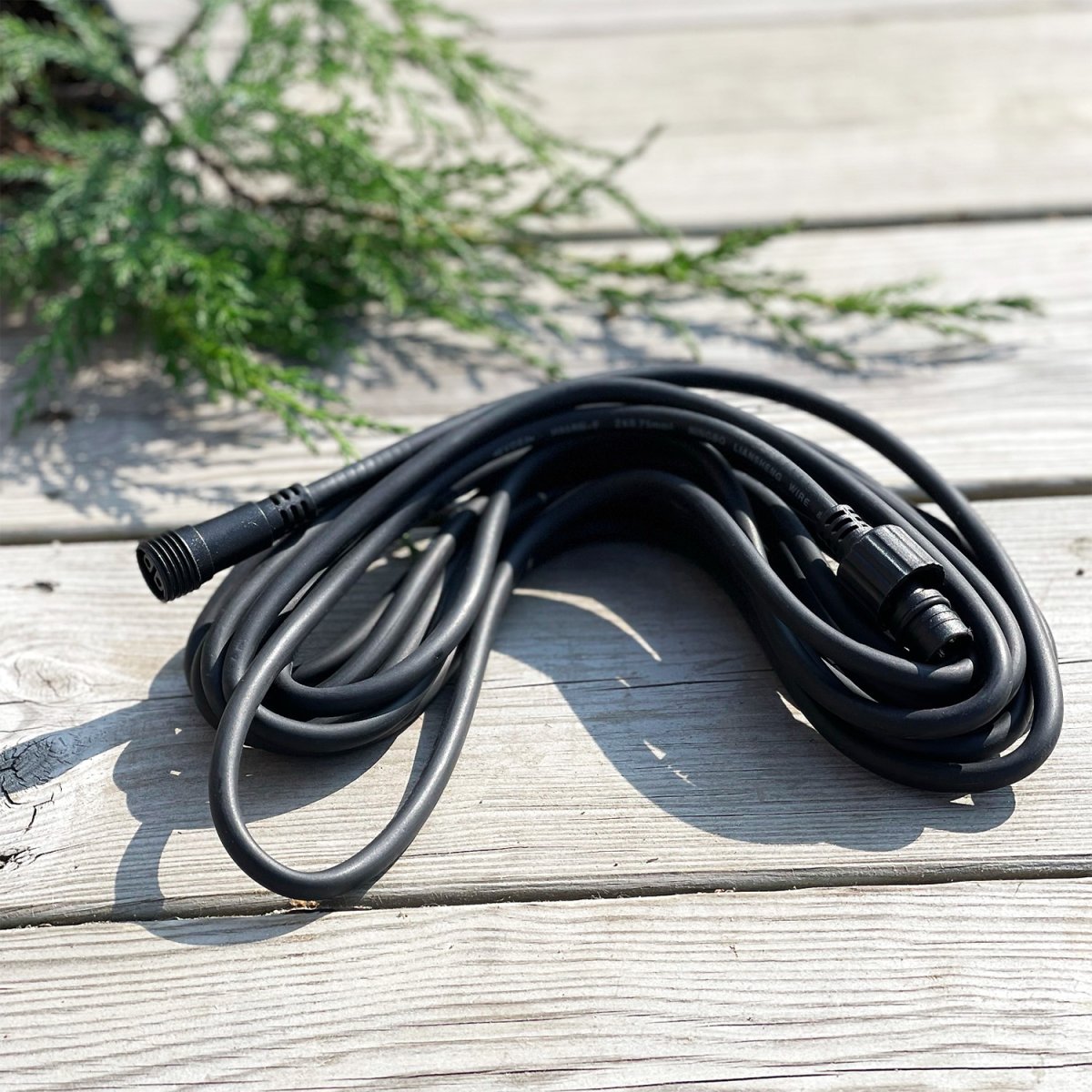 Kabel 10m Svart Fra Lightson - Et fleksibelt og rimelig 12-voltssystem (sikker svakstrøm) for hagen din, som du enkelt kan montere selv og senere kan bygge på, opptil 50 meter, hvis du vil.