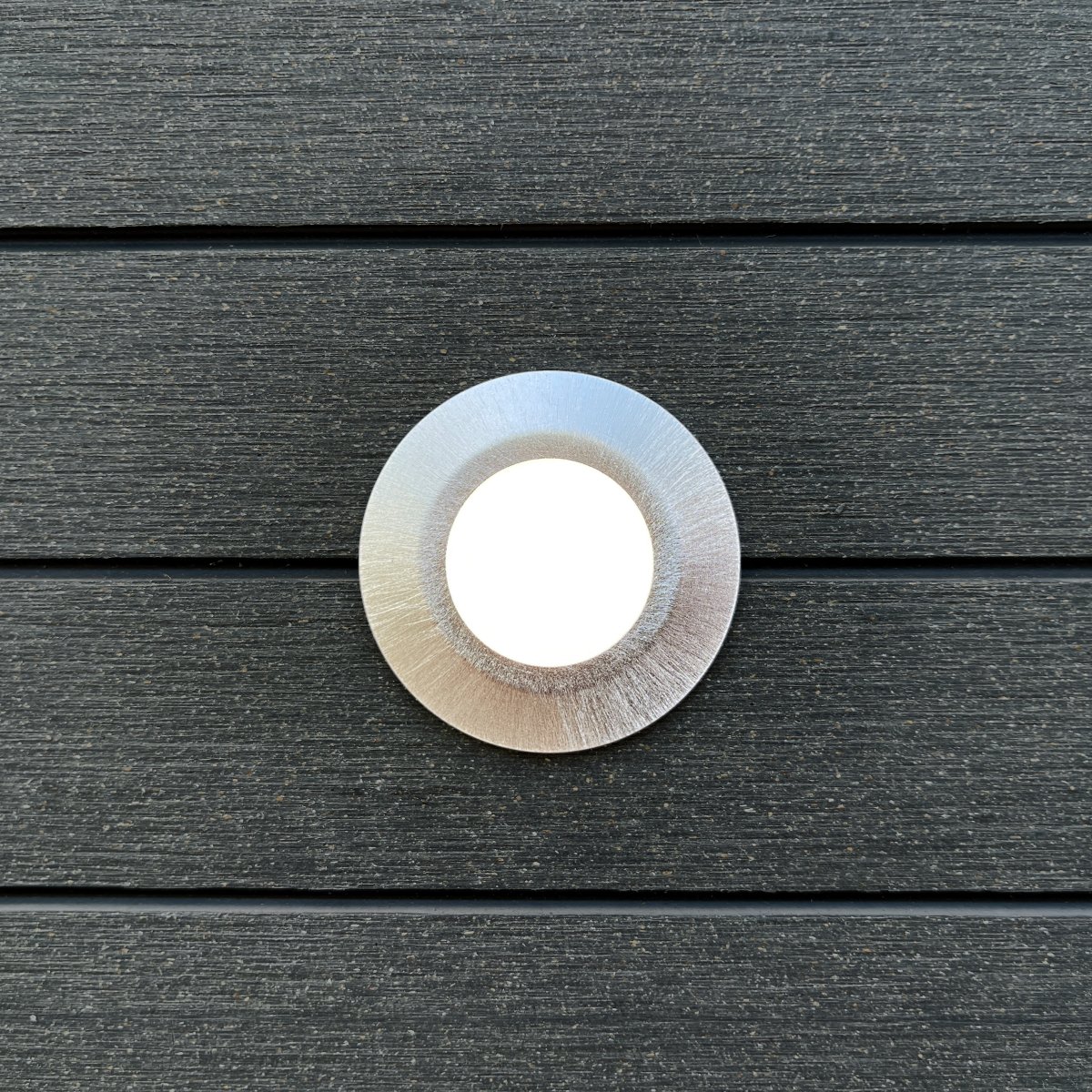Spectrum 10 Sølv Fra Lightson - Perfekt for en brygge eller langs en korridor hvor du kan skape en myk og mild strøm av lys, mens lyset veileder deg dit du skal.