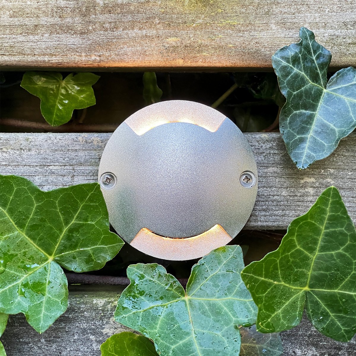 Zenit Duo Sølv Fra Lightson - &nbsp;Et fleksibelt og rimelig 12-voltssystem&nbsp;(sikker svakstrøm) for hagen din, som du enkelt installerer selv og senere kan bygge på, opptil 50 meter, hvis du vil.