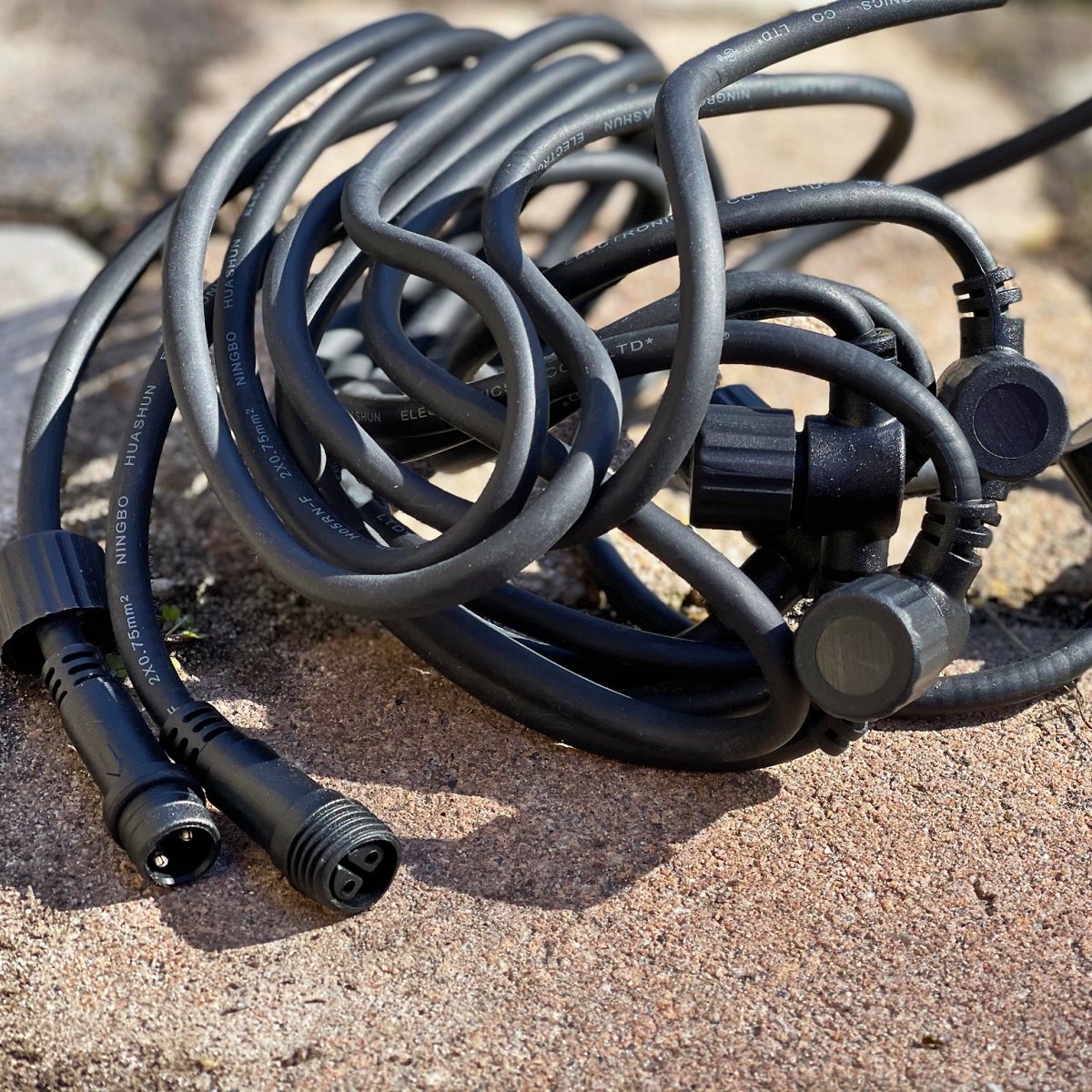 Fordelingskabel 5m Svart Fra Lightson - Med denne 5 meter lange kabelen som har grentilkoblinger på hver meter, kan du enkelt koble til lysene dine, flere kabler eller grentilkoblinger.