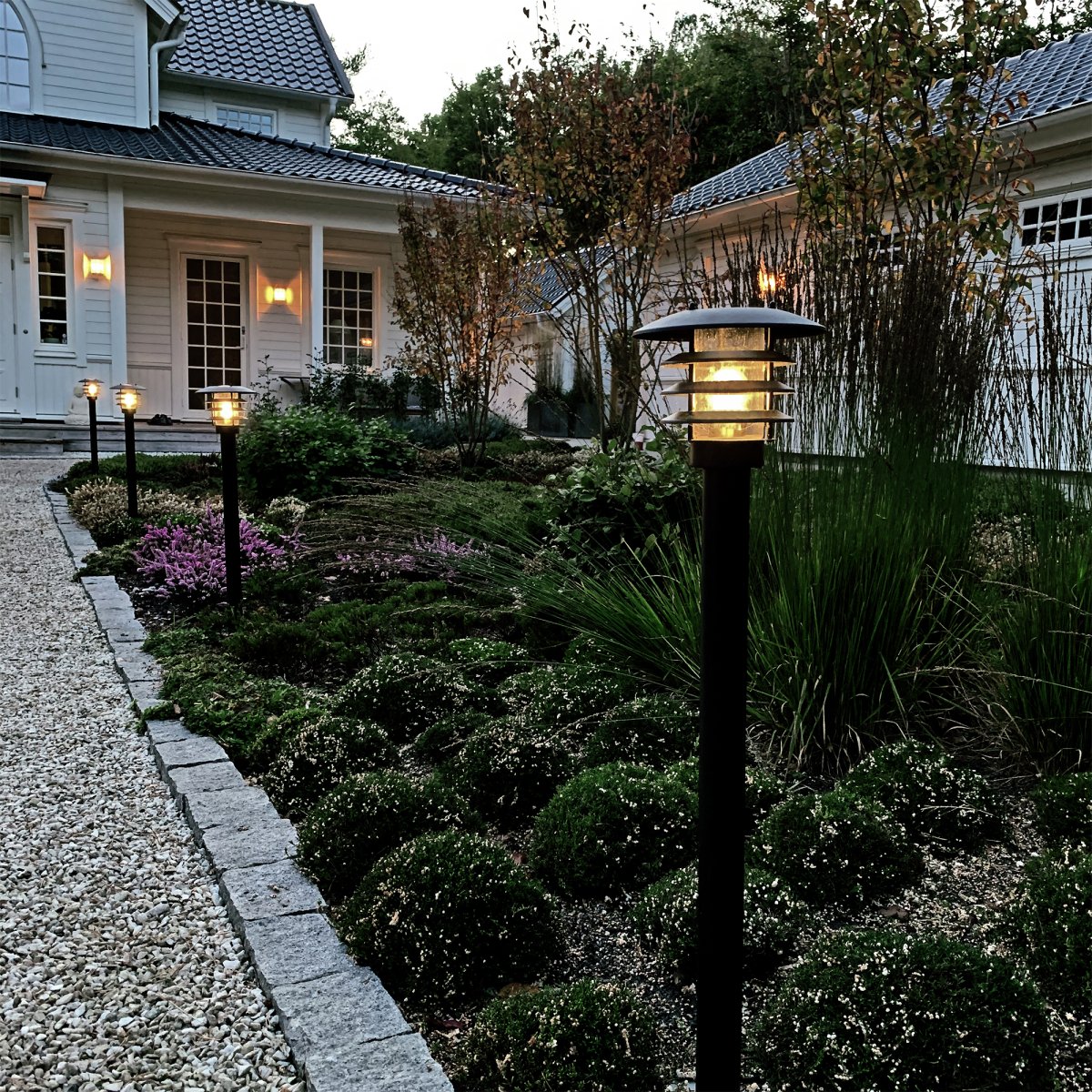 Saturnus Svart Fra Lightson - Den passer ogs&aring;&aring; som et fint supplement i vegetasjonen n&aring;r du ikke &oslash;nsker &aring; bruke jordspader, men &oslash;nsker &aring; f&aring; lyst opp og skape et generelt opplyst omr&aring;de.