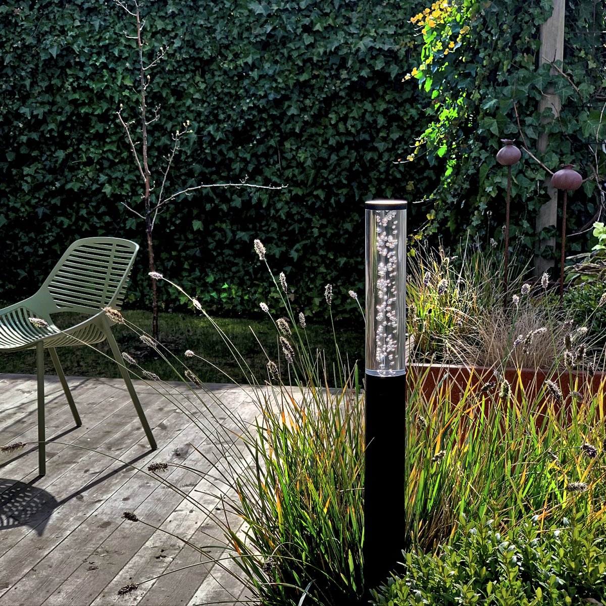 Pollux Svart Fra Lightson - Det er fint &aring; sette flere Pollux i en gruppe i et staudebed eller ved en dam og p&aring; s&aring; m&aring;te &aring; skape en vakker lysinstallasjon i hagen.