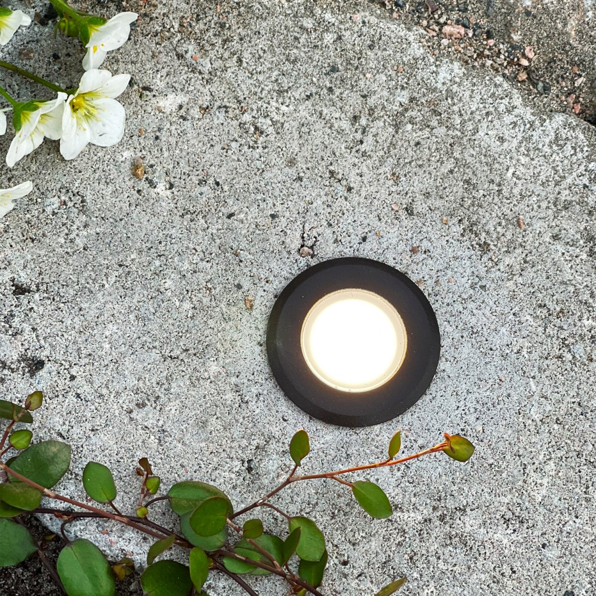 Orion 5 Svart Fra Lightson - Med Orion kan du p&aring; en bro eller langs en korridor skaper en myk lysstr&oslash;m samtidig som lyset leder deg fremover.