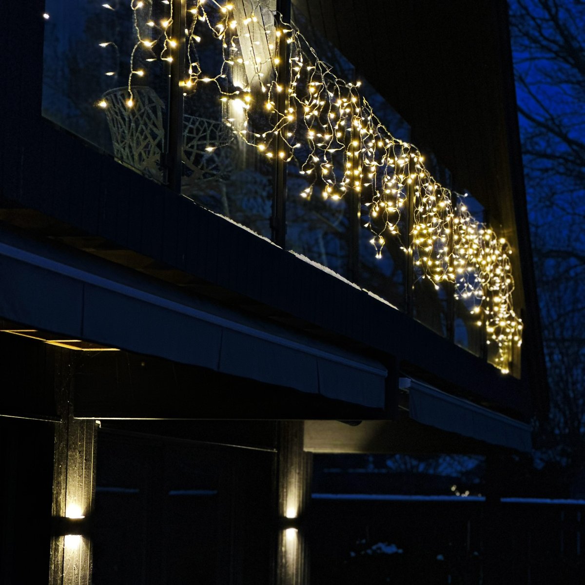 Ice Gjennomsiktig Fra Lightson - Ice er en dekorativ istapl&oslash;kke med istapper i lengder fra 30cm til 70cm.