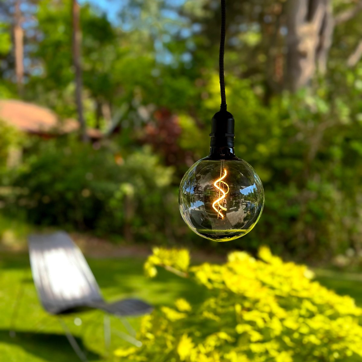 Gravity Svart Fra Lightson - Sammen skaper Gravity og lyskilden en lampe som kan henges over et spisebord, salongbord, eller i et hjørne av for eksempel en pergola.