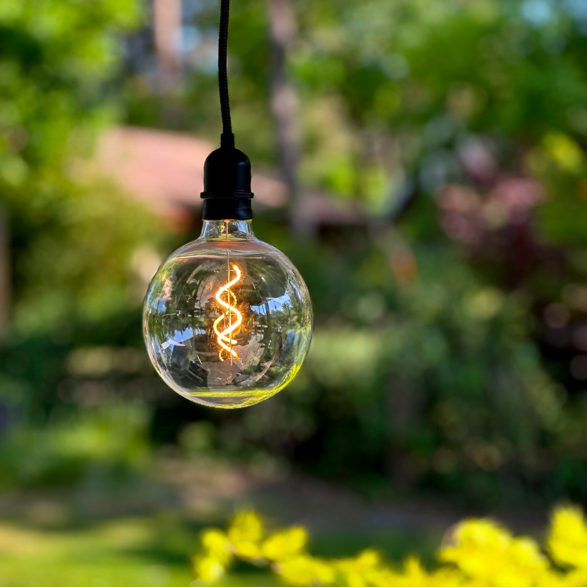 Deco bulb XL Gjennomsiktig Fra Lightson - Denne dekorasjonspæren med gjennomsiktig værbestandig kopp i XL-format (12cm) passer perfekt til Gravity-pendelen, men også til festløkken Cozy.