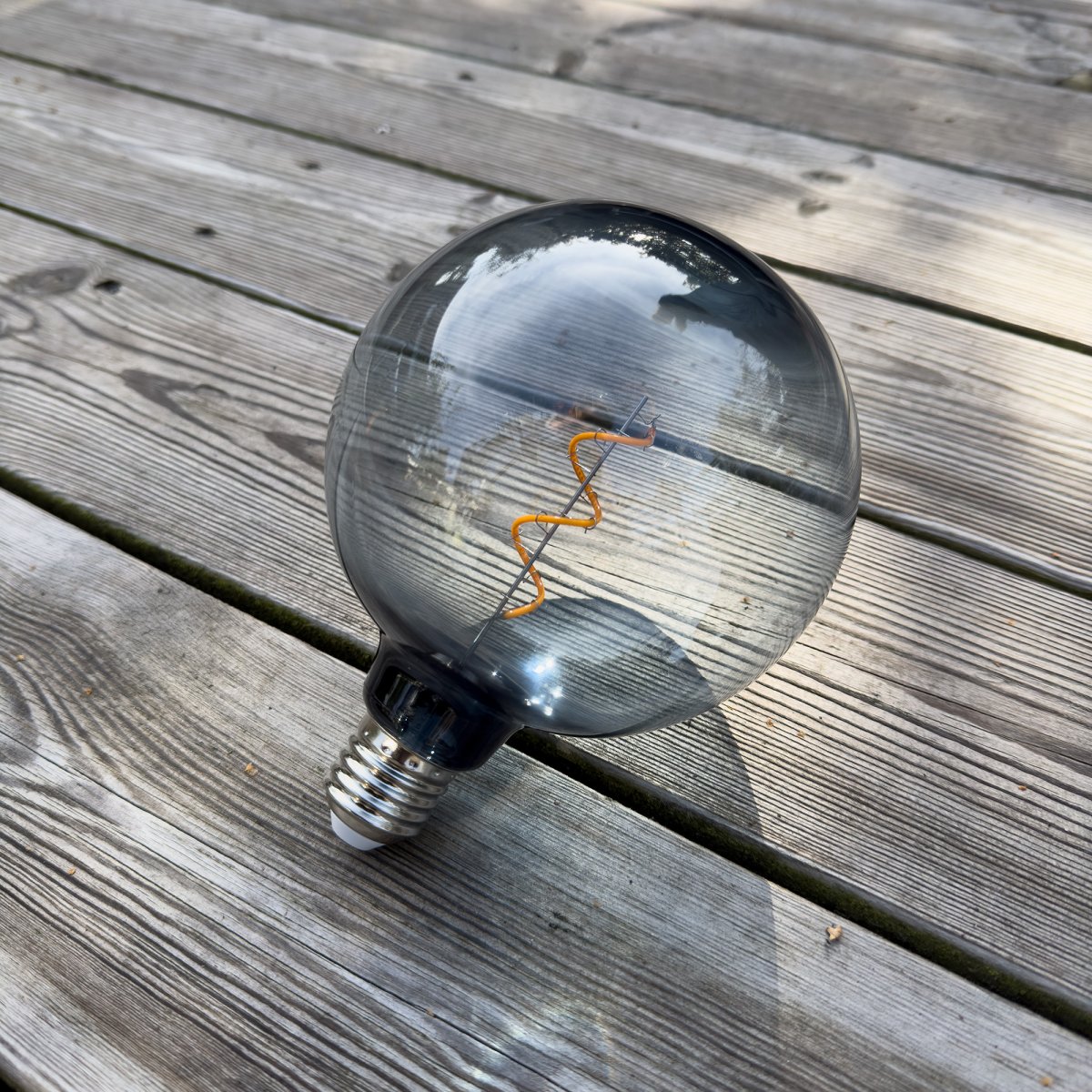 Deco bulb XL Røykfarget Fra Lightson - Denne Deco-pæren med en røykfarget, verdig kopp i XL-format (12cm) passer perfekt til Gravity-pendelen, men også til festløkken Cozy.