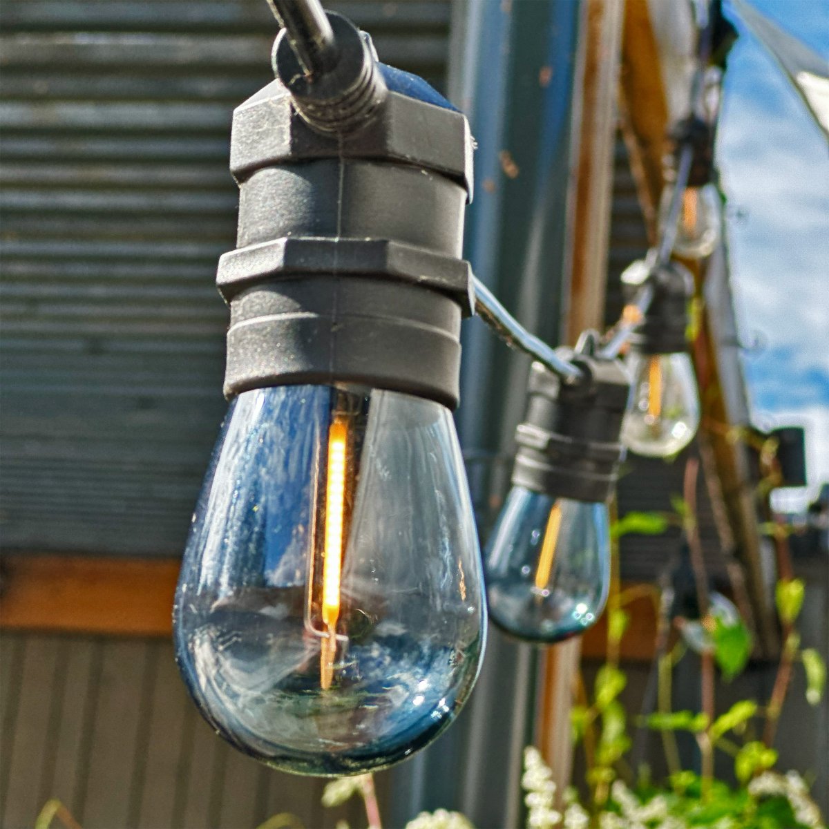 Deco bulb x 5 Røykfarget Fra Lightson - Hageplugg &amp; Play fra LightsOn er et fleksibelt og rimelig 12-voltssystem for hagen din, som du enkelt installerer selv og senere kan bygge på, opptil 50 meter, hvis du ønsker det.