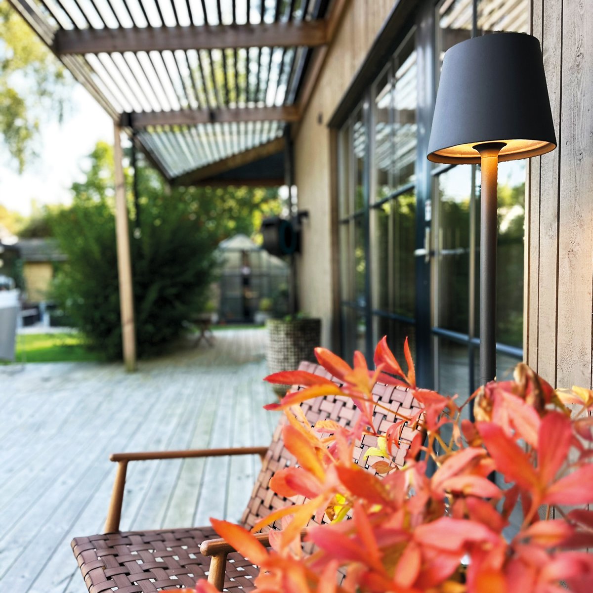Sofy Mørkegrå Fra Lightson - Sofy er en stilig gulvlampe i m&oslash;rkegr&aring;tt aluminium, spesialdesignet for &aring; skape en koselig og hyggelig atmosf&aelig;re i dine utemilj&oslash;er.