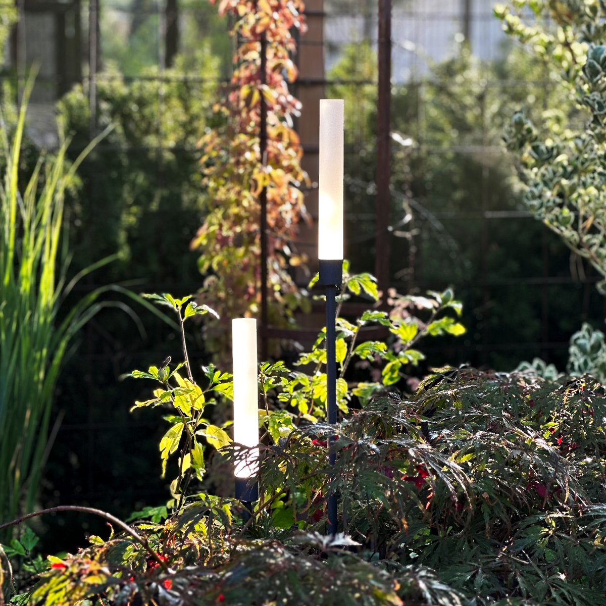 Frost Mørk grå Fra Lightson - Frost &auml;r ett elegant set av tv&aring; ljuspelare i m&ouml;rkgr&aring; aluminium som f&ouml;rvandlar dina utomhusmilj&ouml;er med sitt varma, mjuka ljus.