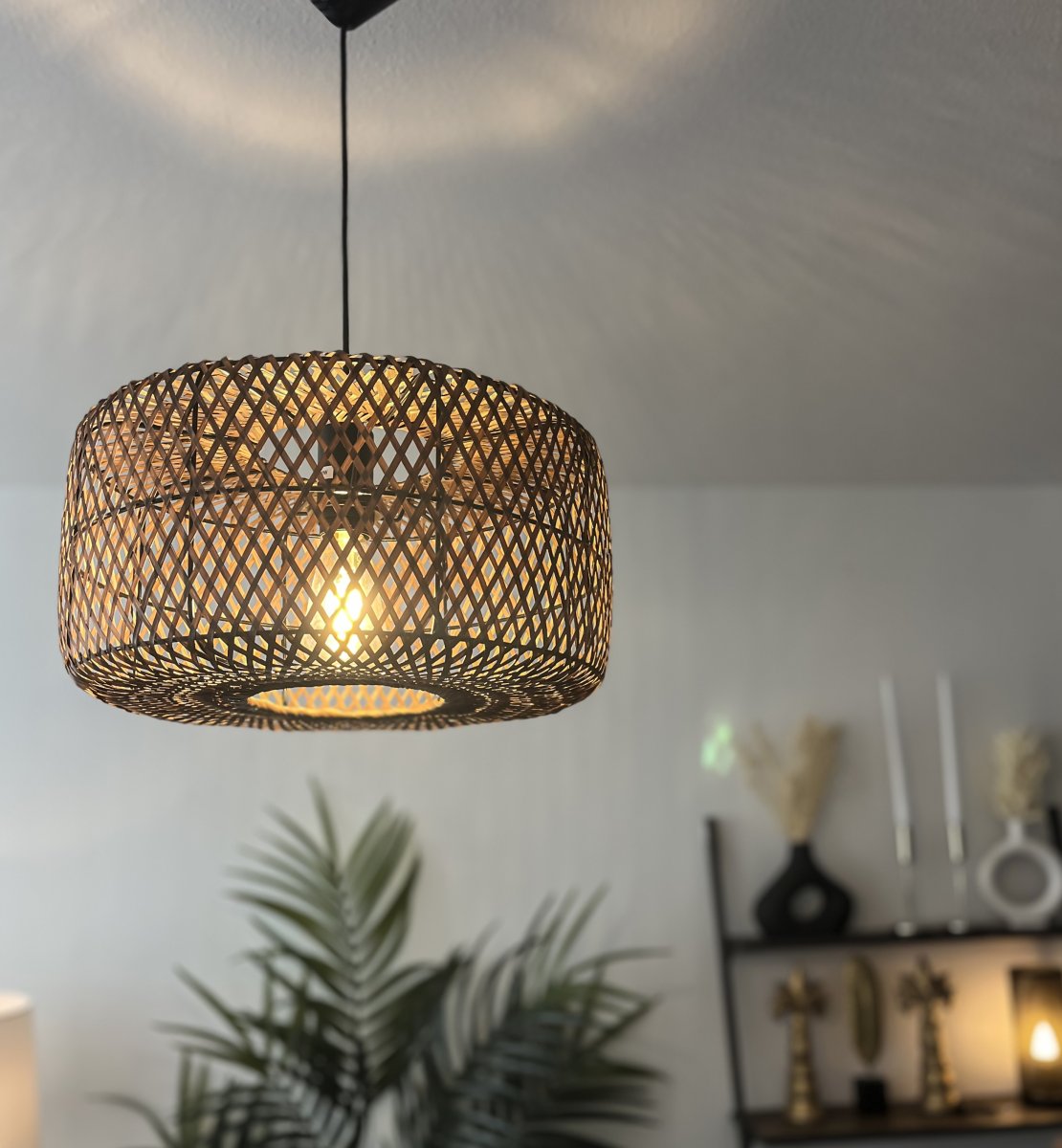 Savanna Ø40 Brun Taklampe Fra Aneta Lighting - Savanna taklampe er en naturlig og jordnær lampe som er perfekt for det moderne, skandinaviske hjemmet.