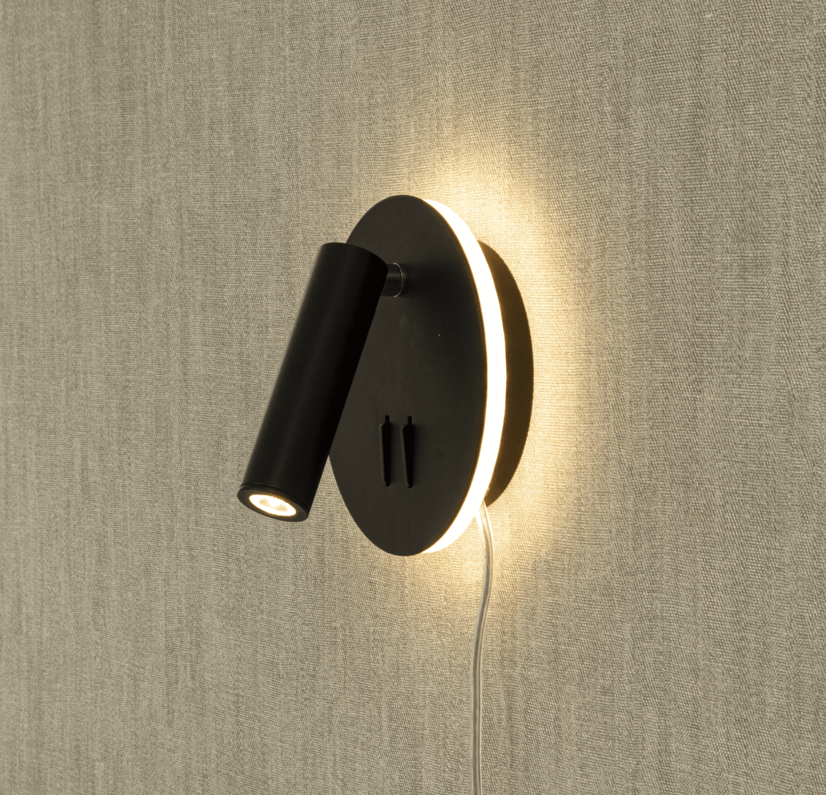 Ace Svart leselampe Fra Aneta Lighting - Lysene er sl&aring;tt p&aring;; og av med en effektbryter p&aring; lampen, hver med sin effektbryter.