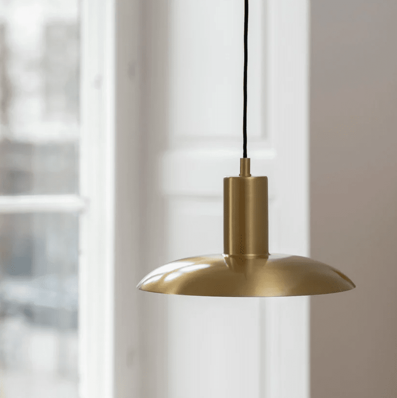 Vega Ø25 Matt messing Taklampe Fra H. Skjalm P - Vega pendel er en elegant lampe i matt messing som gir et bredt og mykt lys, som skaper en varm og innbydende atmosf&aelig;re.
