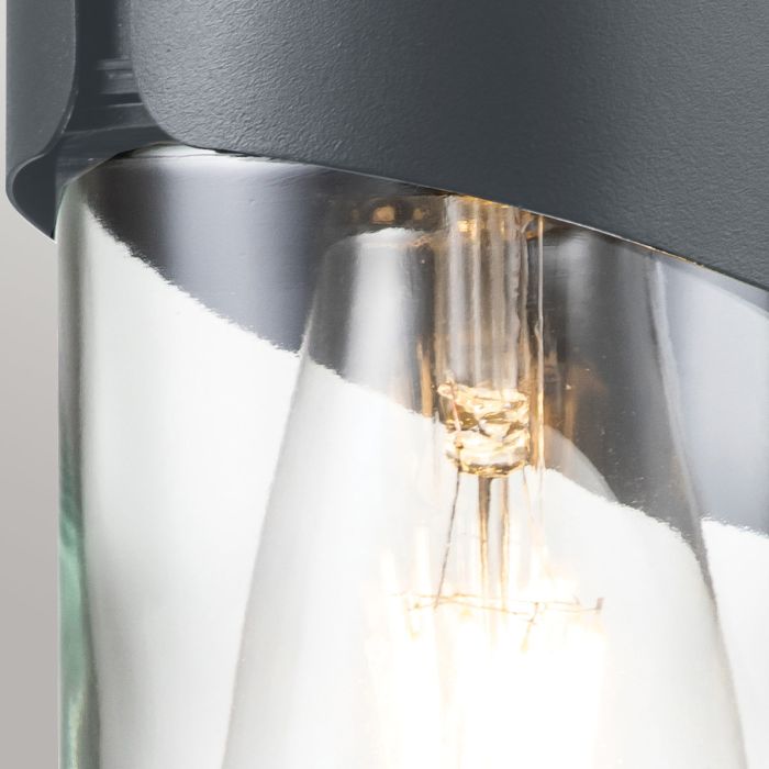 Porto 18cm Grå utendørslampe Fra Elstead Lighting - Tillverkad av rostfritt st&aring;l i gr&aring; finish och glas, erbjuder den en robust och v&auml;dert&aring;lig konstruktion som &auml;r idealisk f&ouml;r fasader, entr&eacute;er och uteplatser.