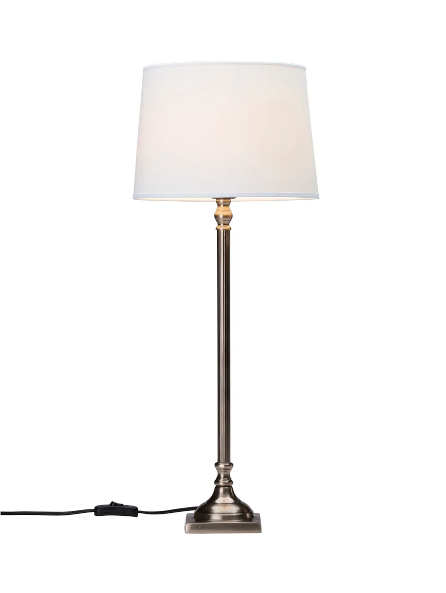 Margot 63cm Antikk sølv bordlampe Fra PR Home - Lampefoten er 41 cm h&oslash;y og 10,5 cm dyp, har en 1,6 m sort plastledning med str&oslash;mbryter.