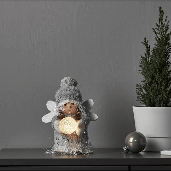 Joylight Engel Grå Fra Star Trading - Koselig gr&aring; Engel som har en spinnball i hendene, den lyser opp i spinnballen når produktet er på.