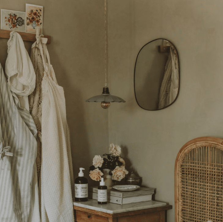 Gustav Ø20 Grå vinduslampe Fra Strömshaga - En elegant taklampe som er liten og s&oslash;t og passer fint b&aring;de over kj&oslash;kkenbordet, i et vindu eller p&aring; soverommet.