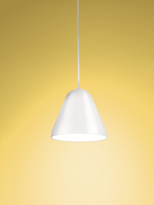 Enna Ø22 Hvit Taklampe Fra Airam - Den avrundede formen gir et mykt og moderne uttrykk, mens diffusoren under lampeskjermen sprer lyset jevnt og stemningsfullt i rommet.