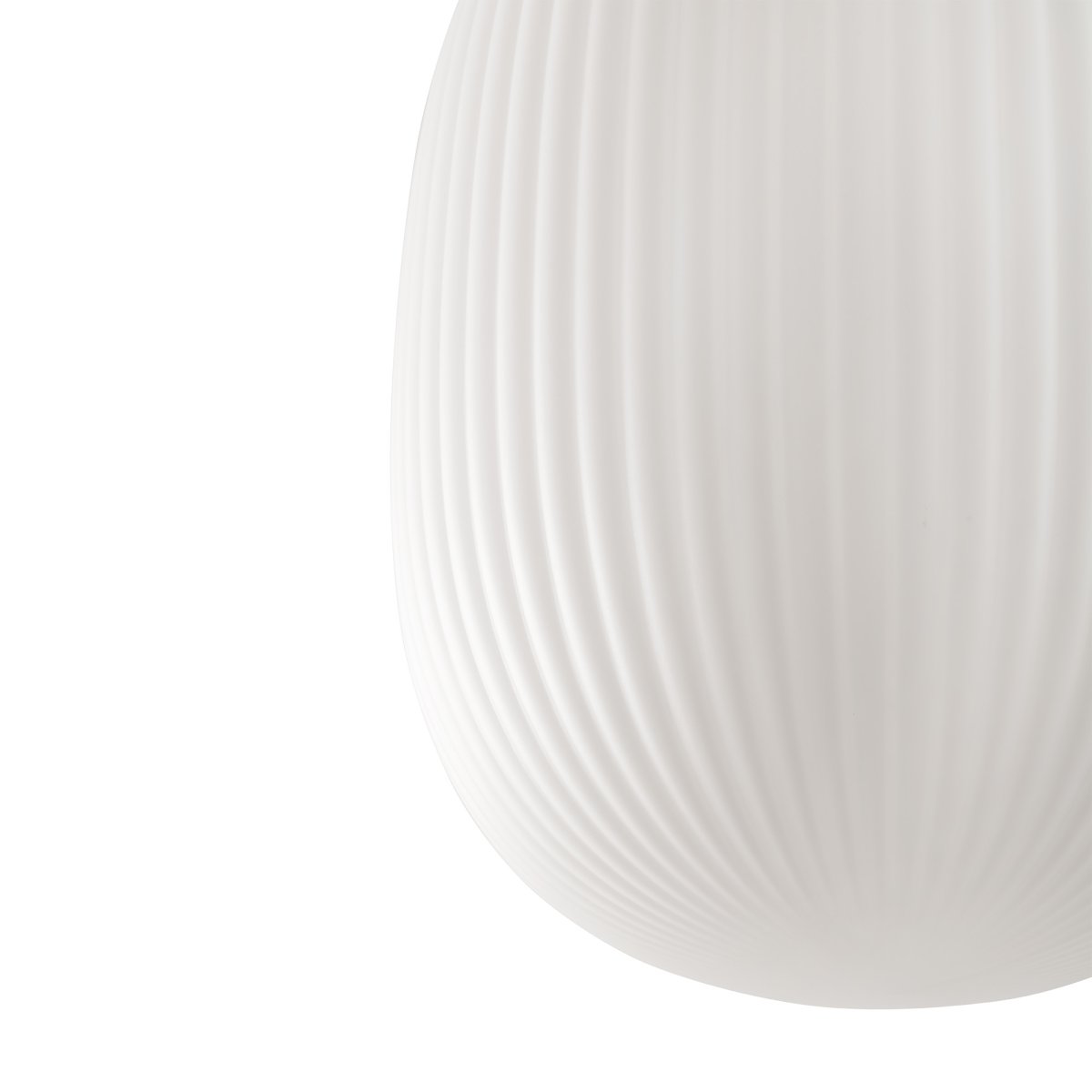 Isabelle Ø30 Hvit Taklampe Fra Faro Barcelona - Det opalhvite glasset sprer et varmt og behagelig lys, mens overflaten leker med skygger og skaper et livlig uttrykk.