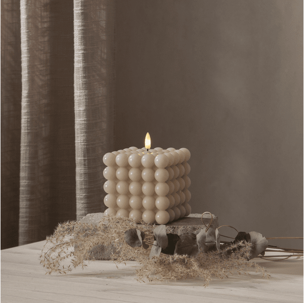 LED Blokklys Flamme Dot Beige Fra Star Trading - Den har timerfunksjon og n&aring;r bryteren er p&aring;; timermodusen lyser lyset i 6 timer p&aring;, 18 timer av, og gjentar med en vakker realistisk flamme i varm hvitt.