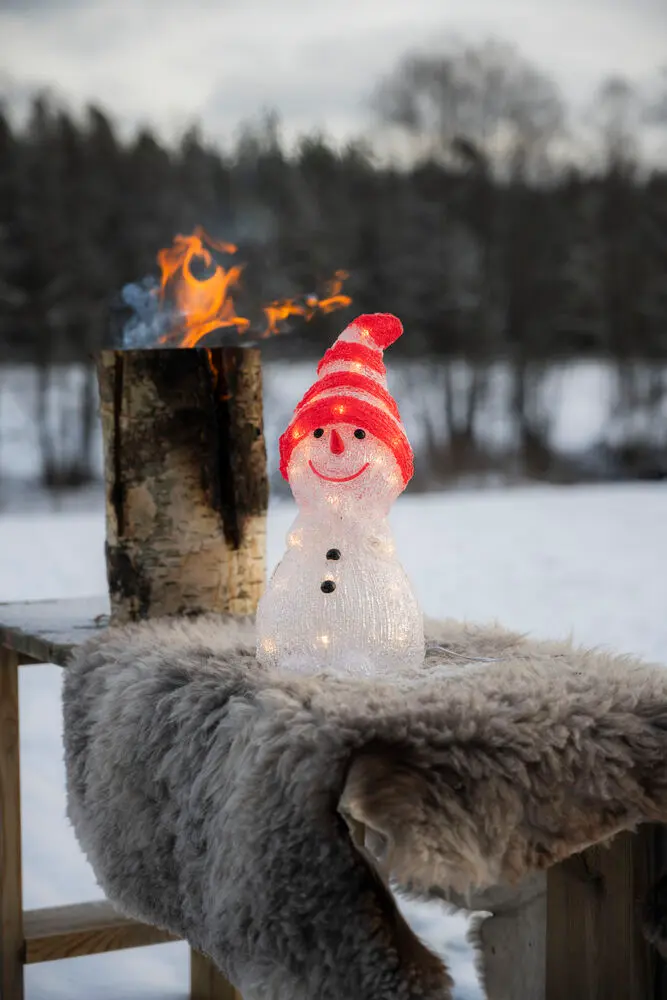 Snømann I Akryl RØD Fra Konstsmide - En leken og v&aelig;rverdig dekorasjon som sprer juleglede i treverdenen, p&aring; balkongen eller i hallen.