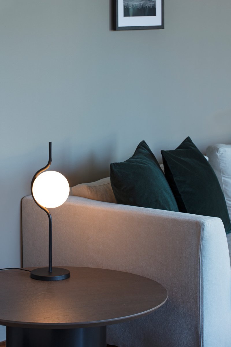 Le Vita 58cm Svart bordlampe Fra Faro Barcelona - Le Vita er en eksklusiv lampeserie designet av Nahtrang, hvor enkelhet og eleganse m&oslash;tes i et tidl&oslash;st design.
