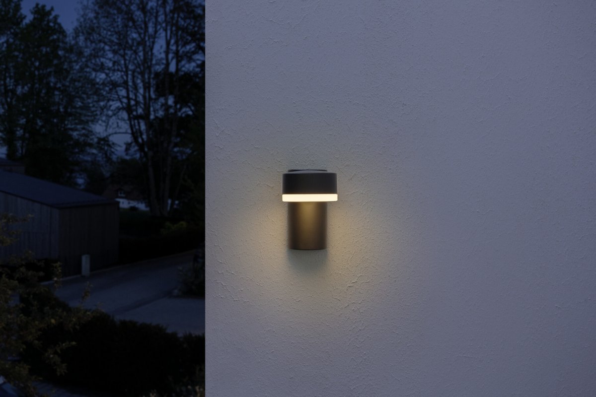 Spot Mørk grå utendørslampe Fra Osram - Den minimalistiska designen g&ouml;r att Spot passar perfekt f&ouml;r b&aring;de moderna och klassiska utemilj&ouml;er, vilket ger ett effektivt och riktat ljus.