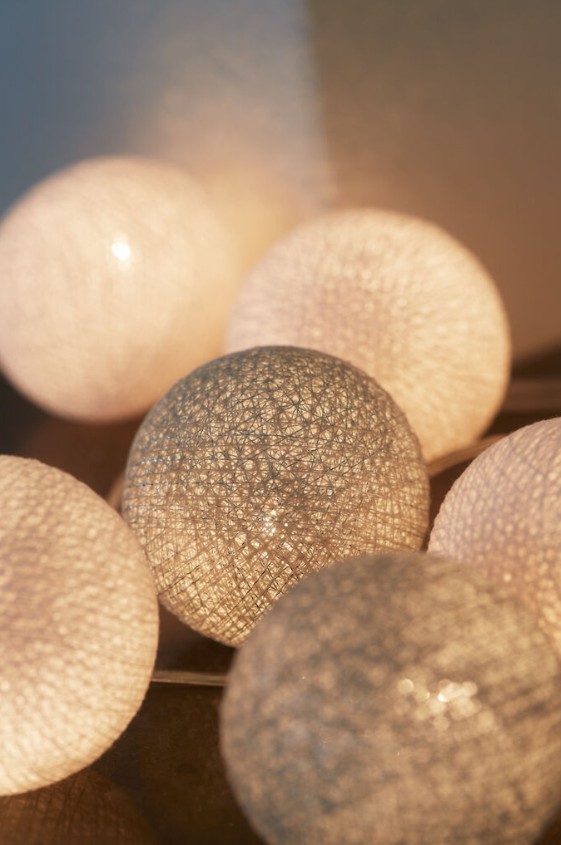 Irislights Silver 35-lights Sølv Fra Irislights - Den elegante s&oslash;lvfargede lyslenken kommer fra Irislights og er en nydelig lyskilde laget av h&aring;ndlagde kuler i bomull og polyester.